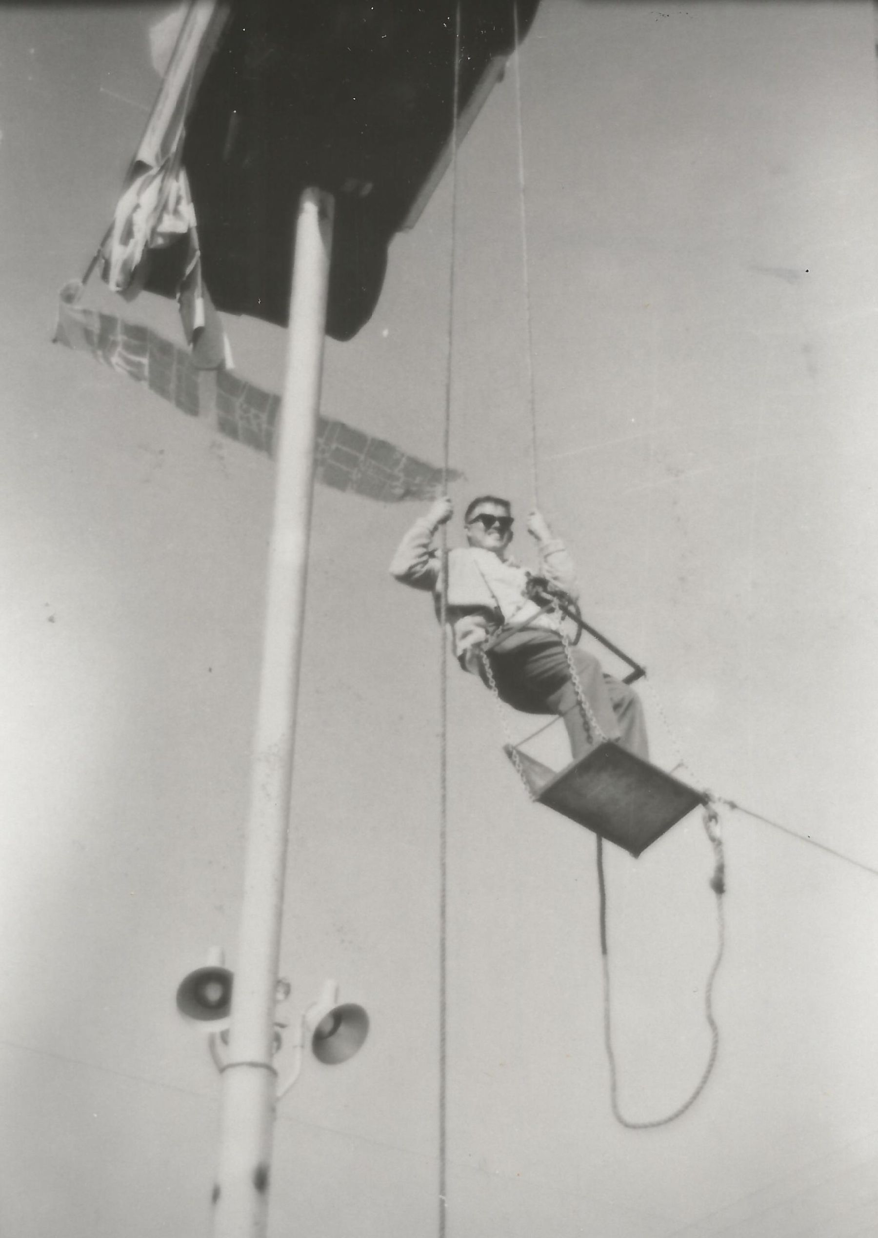 Guitarist Al Casey hoisted up to Long John Roller’s car. Credit: John Dixon