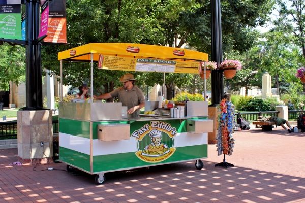 Fast Eddie's World Famous Chicago Hot Dogs (cart)