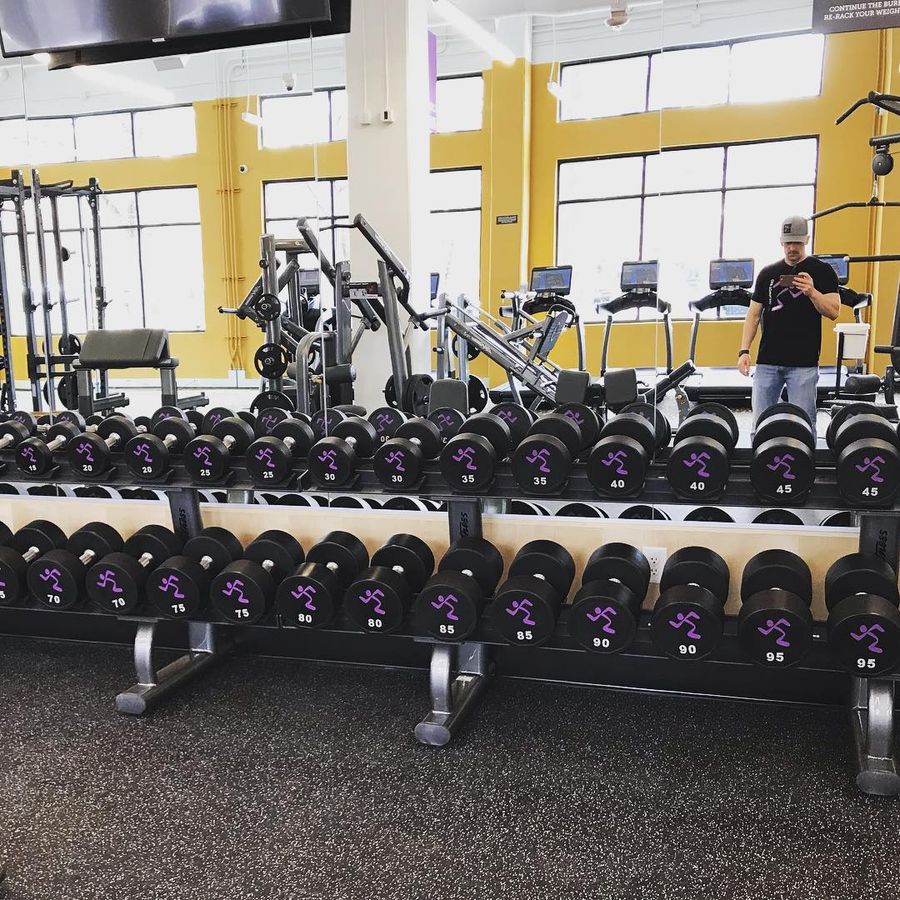 https://img.ctykit.com/cdn/co-fort-collins/images/tr:w-900/anytime-fitness-old-town-man-in-weight-room-credit-anytime-fitness.jpg