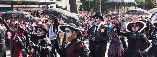  Los participantes del desfile marchan con pintura facial de esqueleto a través de la Ciudad de México